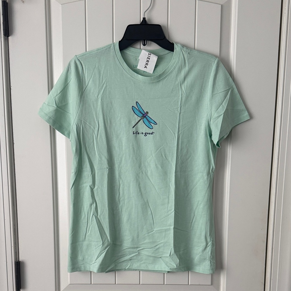 Women’s Life Is Good dragonfly tshirt
New with tags
Size medium